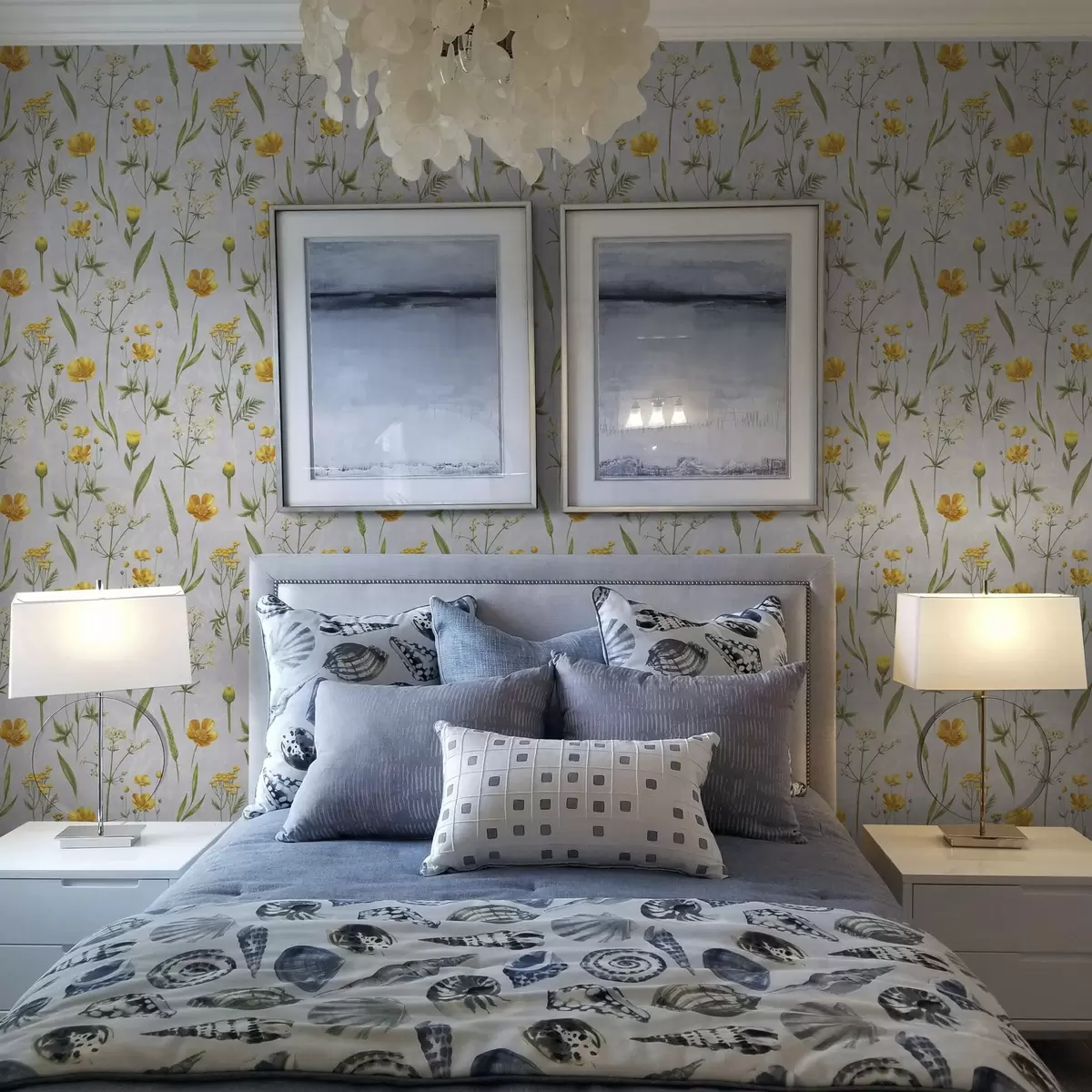 Pozadina Žuto cvijeće i zelenilo na svijetlosivoj pozadini a00472