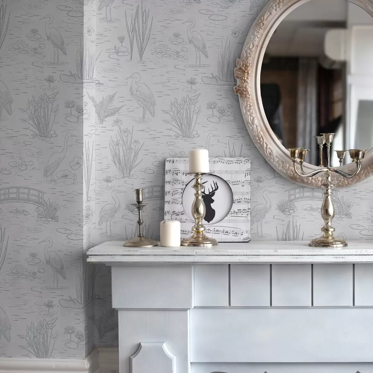 Pozadina Crtanje čaplji i vodenih biljaka u mirnim sivim nijansama a00479