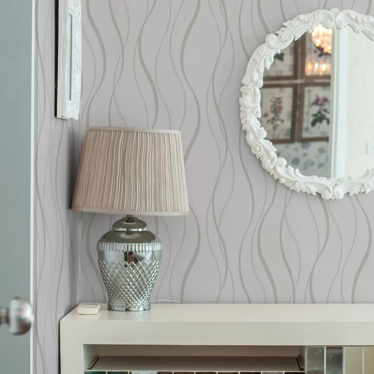 Pozadina Apstraktne valovite bež linije na bijeloj pozadini a00480