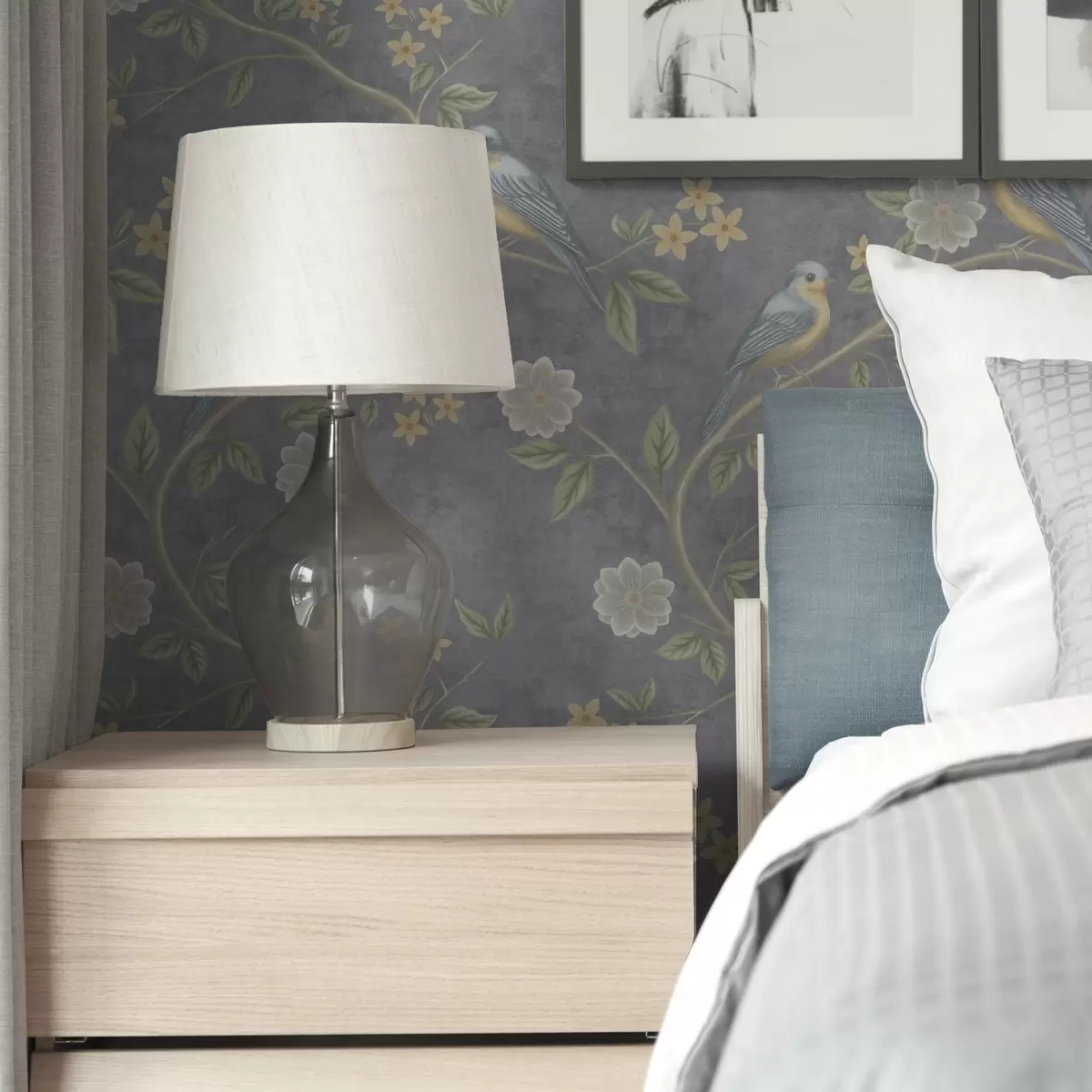 Pozadina Ptice na granama među cvijećem na sivoj pozadini a00483