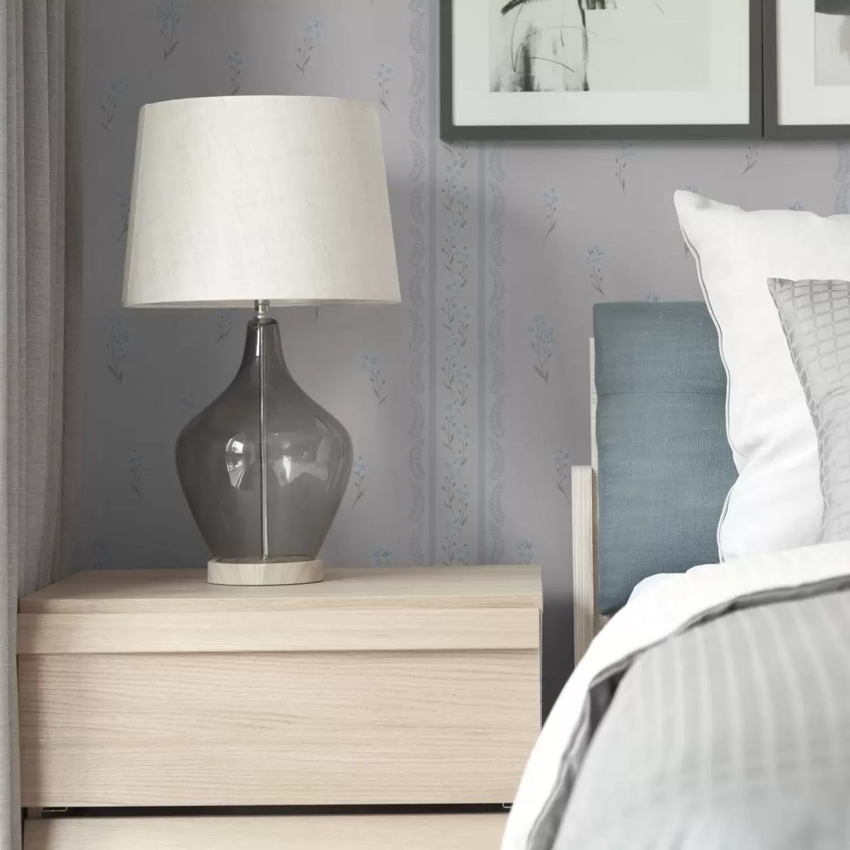 Pozadina Bijela pozadina s plavim cvijećem i ukrasnom prugom a00484v1