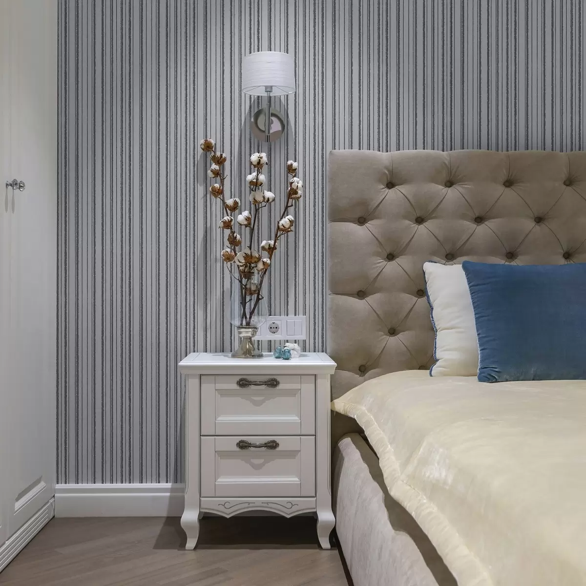 Pozadina Sive okomite pruge na bijeloj pozadini a00507