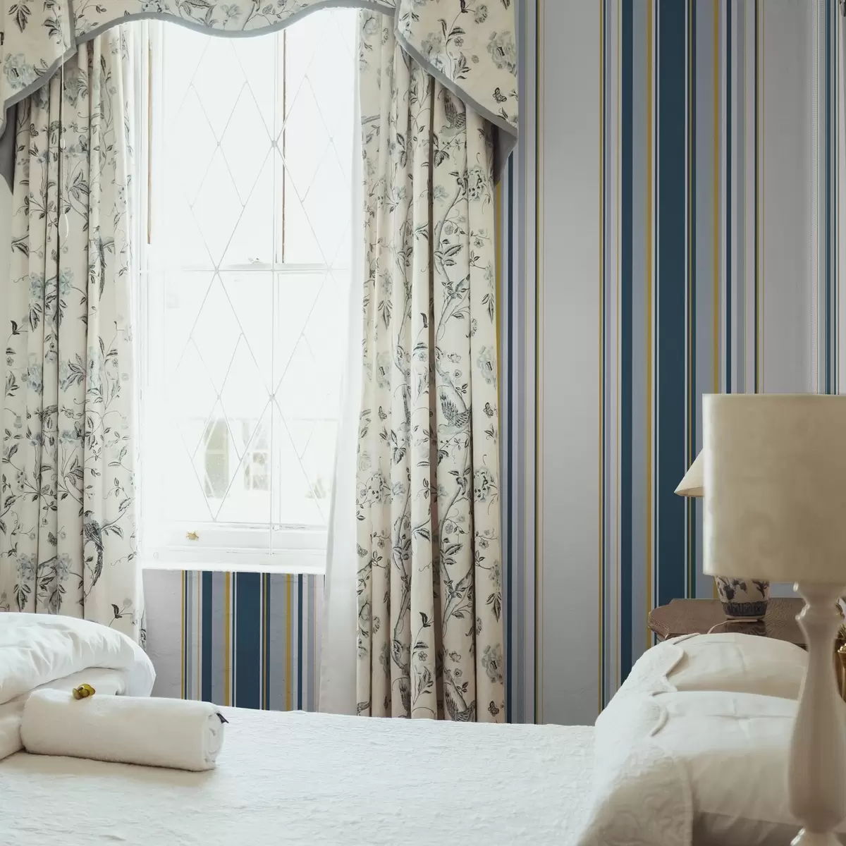 Pozadina Gusti uzorak plavih i žutih okomitih pruga a00524