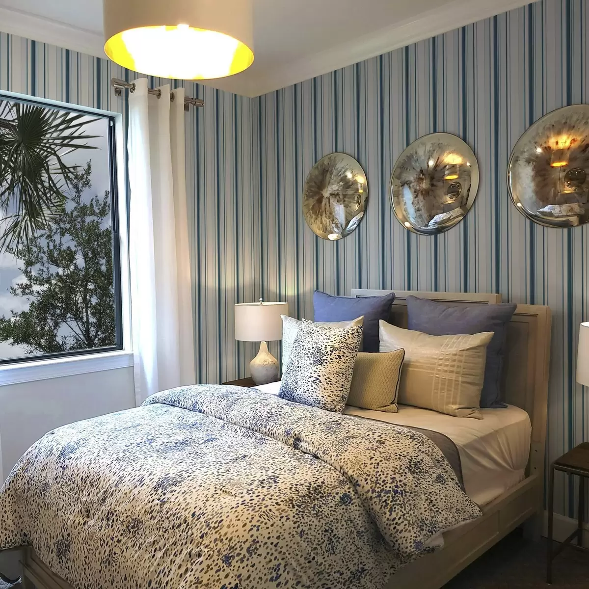 Pozadina Tirkizne i plave pruge različitih širina na svijetloj pozadini a00530