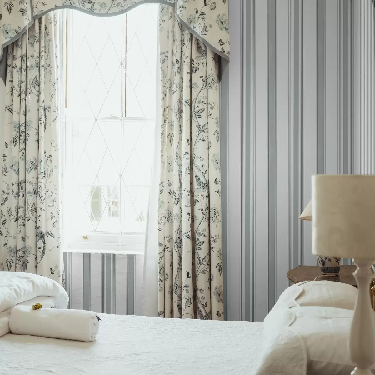 Pozadina Dvostruki uzorak sa sivo-plavim prugama a00554