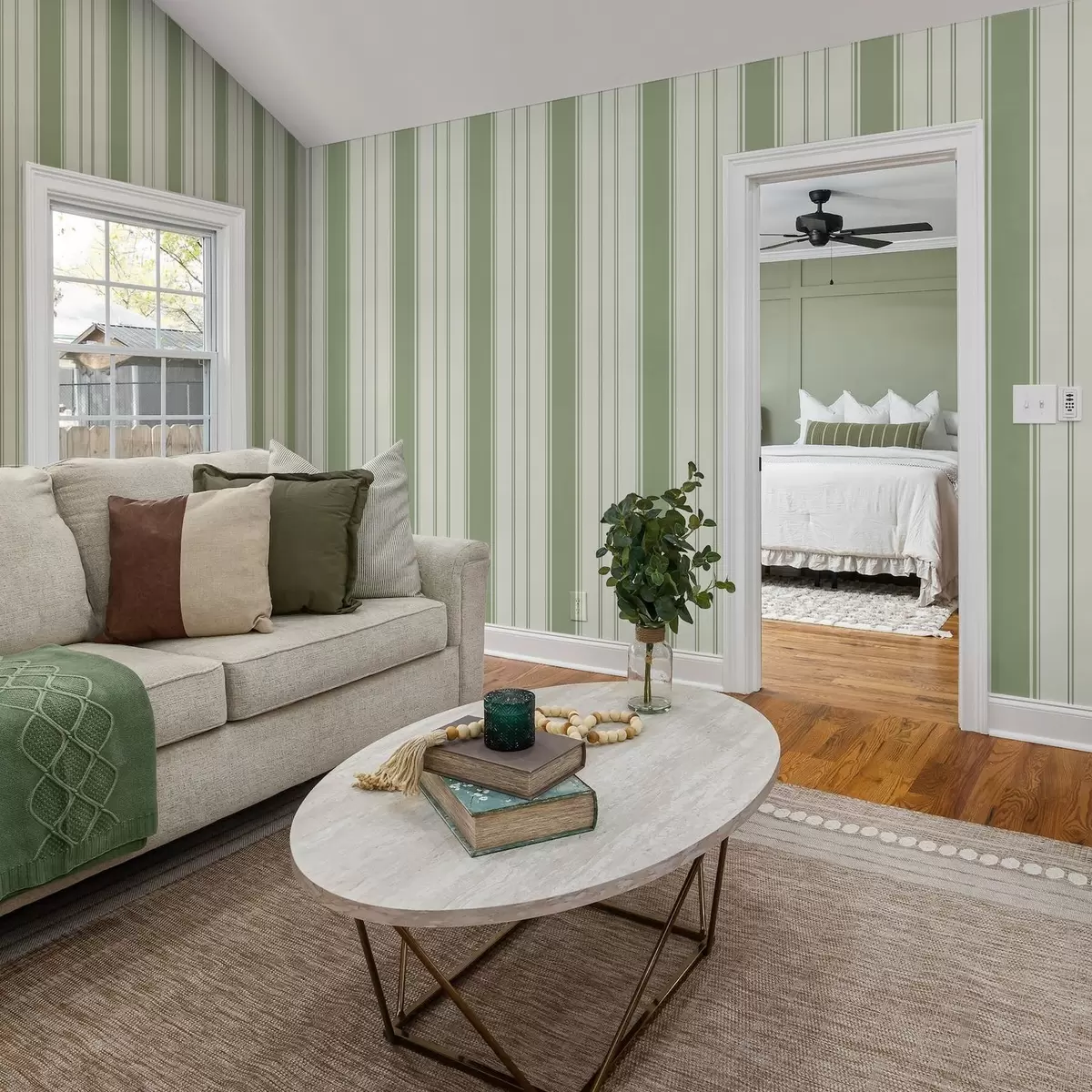 Pozadina Krem pozadina sa širokim svijetlozelenim prugama a00561