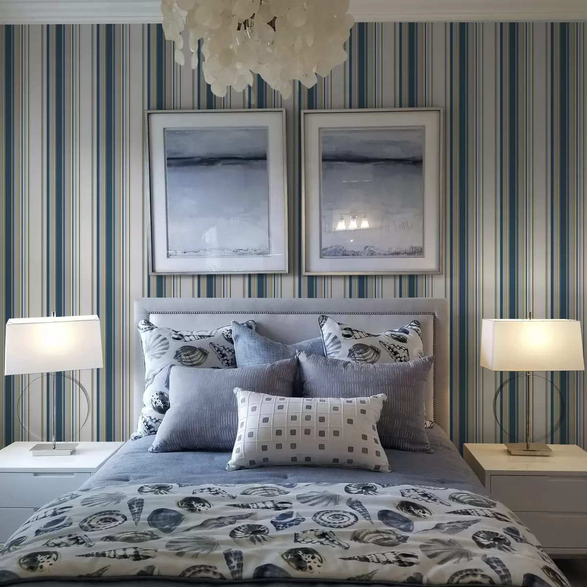 Pozadina Kontrastne plave i žute pruge na bijeloj pozadini a00566