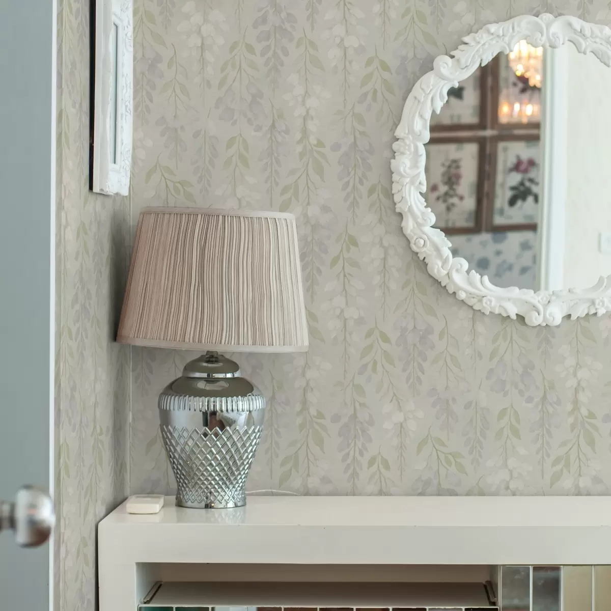 Pozadina Vučna glicinija lavande na mint zelenoj pozadini a00593