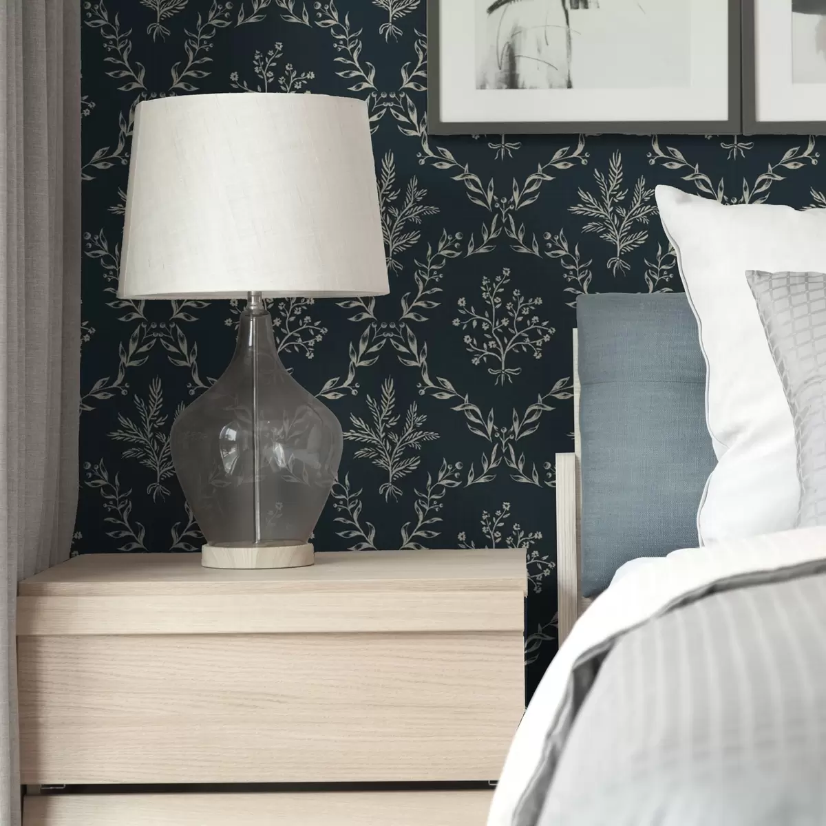 Pozadina Bijeli vijenci od bilja i cvijeća na tamnozelenoj podlozi a00599v2