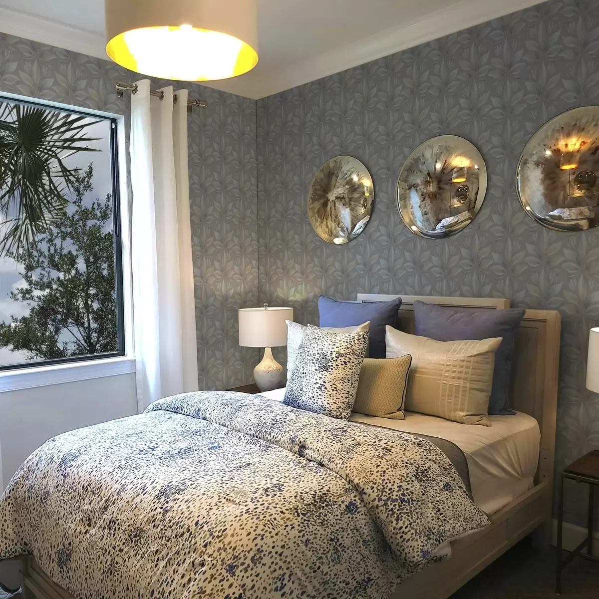 Pozadina Veliki stilizirani listovi u plavo-pješčanoj paleti na sivoj a00601