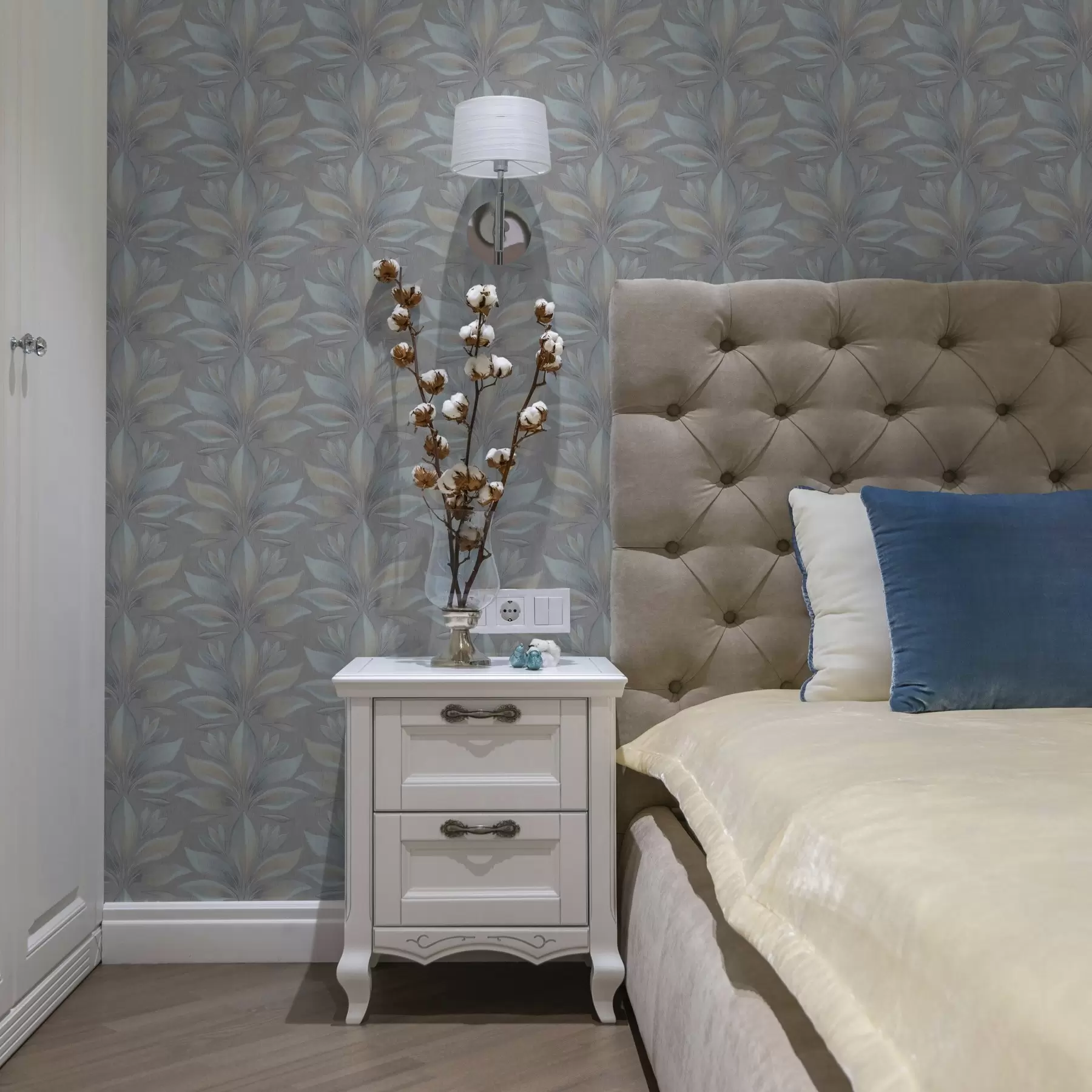 zidne murale Veliki stilizirani listovi u plavo-pješčanoj paleti na sivoj a00601