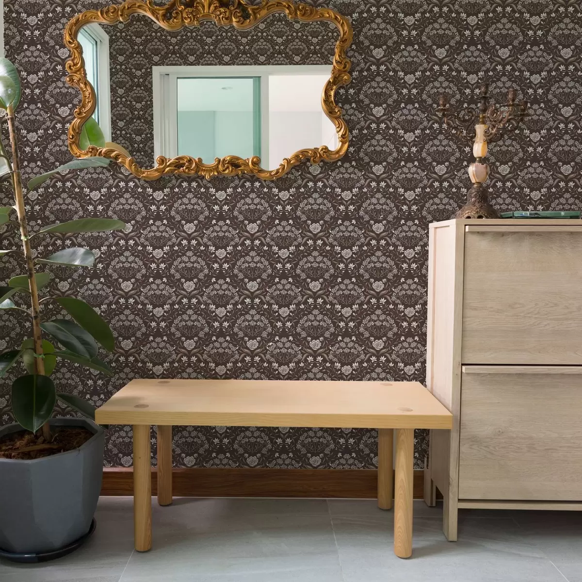 Pozadina Damask od tamne čokolade s božurima i visibabama a00603v2