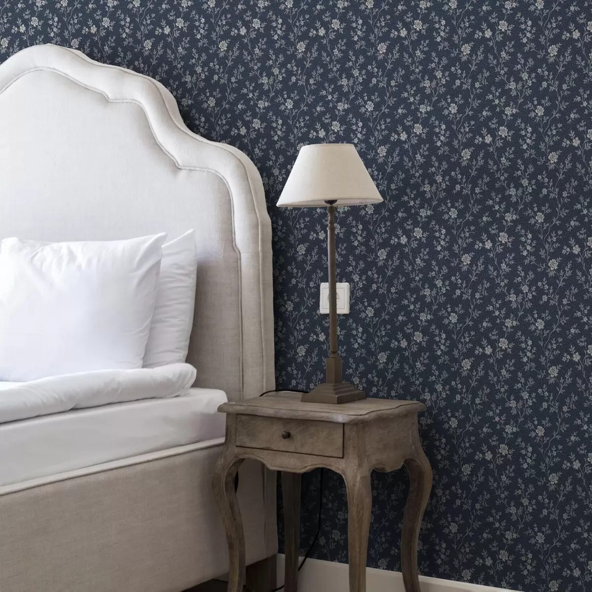 Pozadina Tamnoplava pozadina s tankim bež grančicama i cvijećem a00612