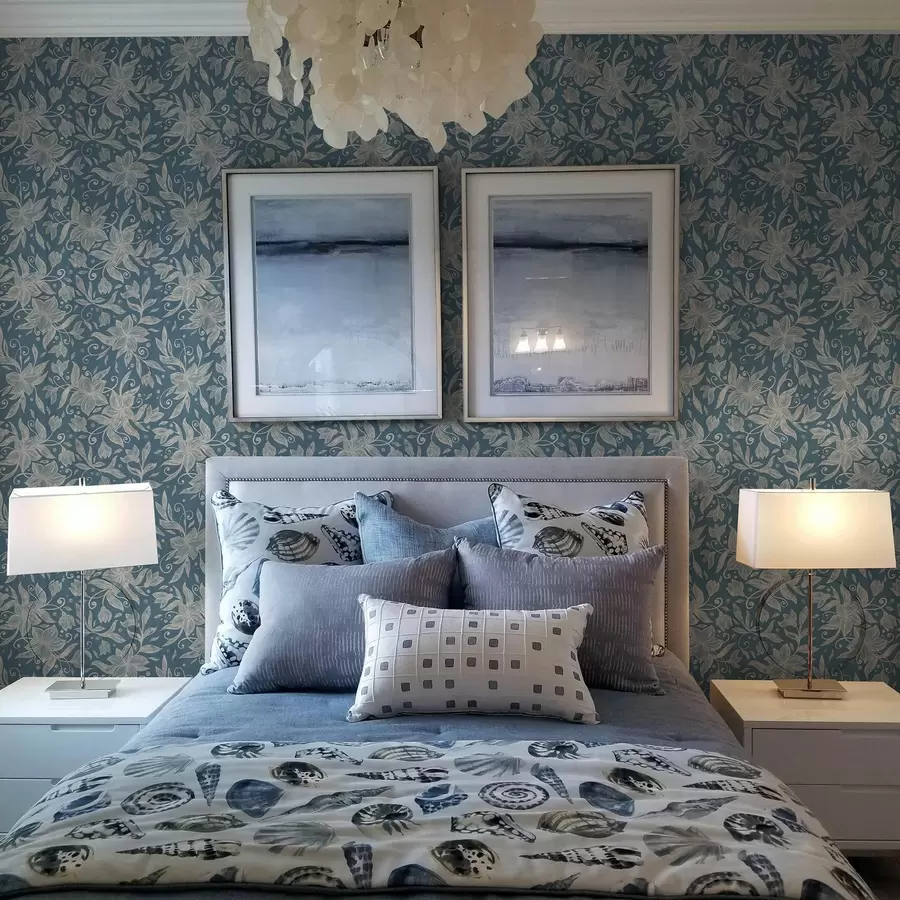 zidne murale Kremasti linearni cvjetovi na plavoj pozadini, nježni svitci a00630