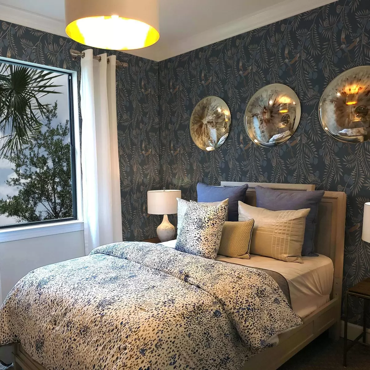 Pozadina Ptica među plavim voćem i palminim lišćem, indigo a00726