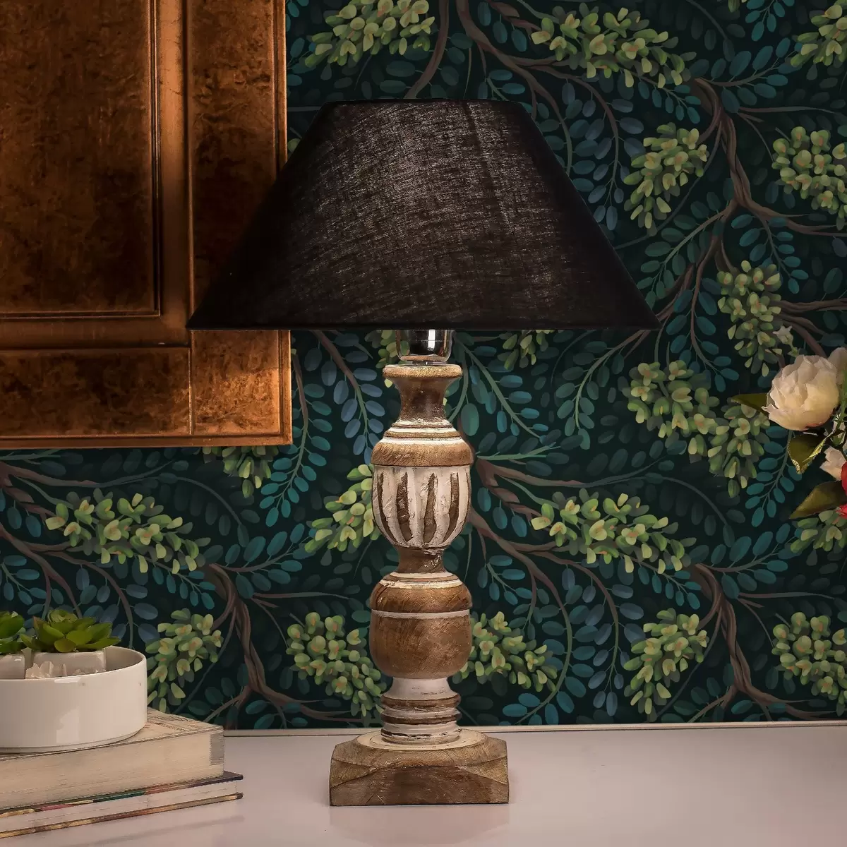 Pozadina Grane sa zelenkastim cvjetovima na tamnoj pozadini a00786