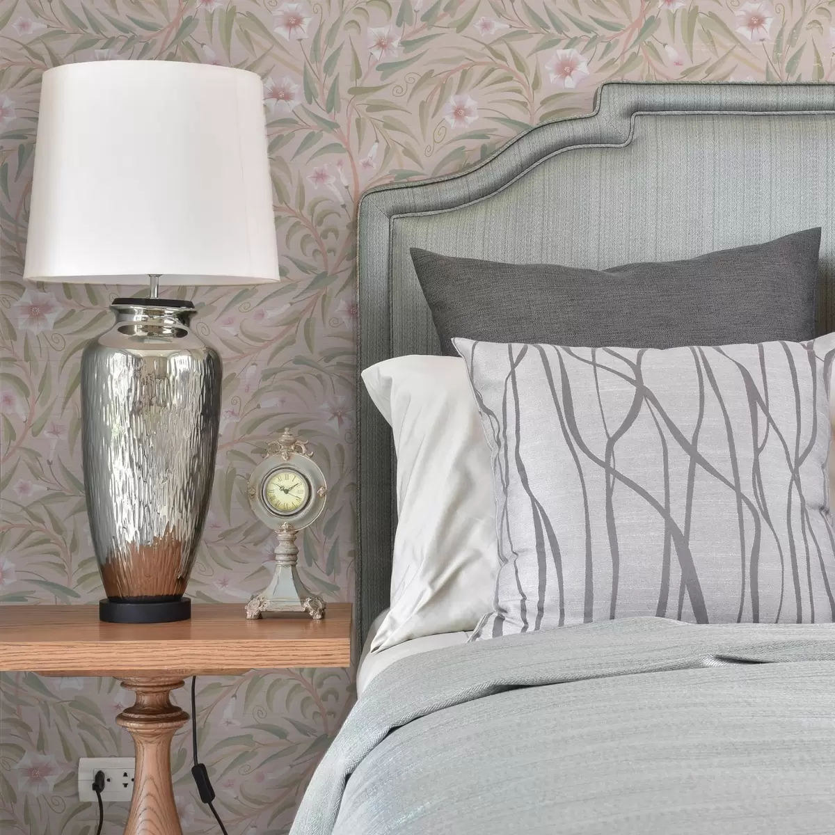 Pozadina Nježno ružičasto cvijeće i meko lišće na pastelnoj pozadini a00788