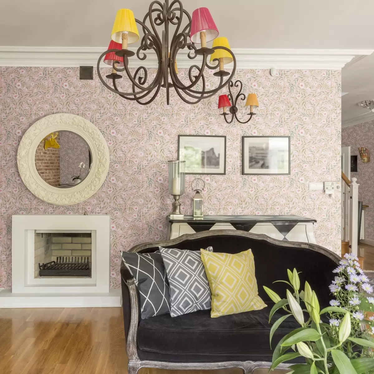 Pozadina Nježno ružičasto cvijeće i meko lišće na pastelnoj pozadini a00788