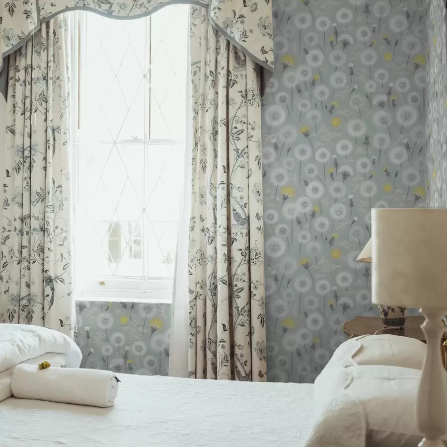 zidne murale Pahuljasti maslačci i sjemenke na pozadini boje mente a00790