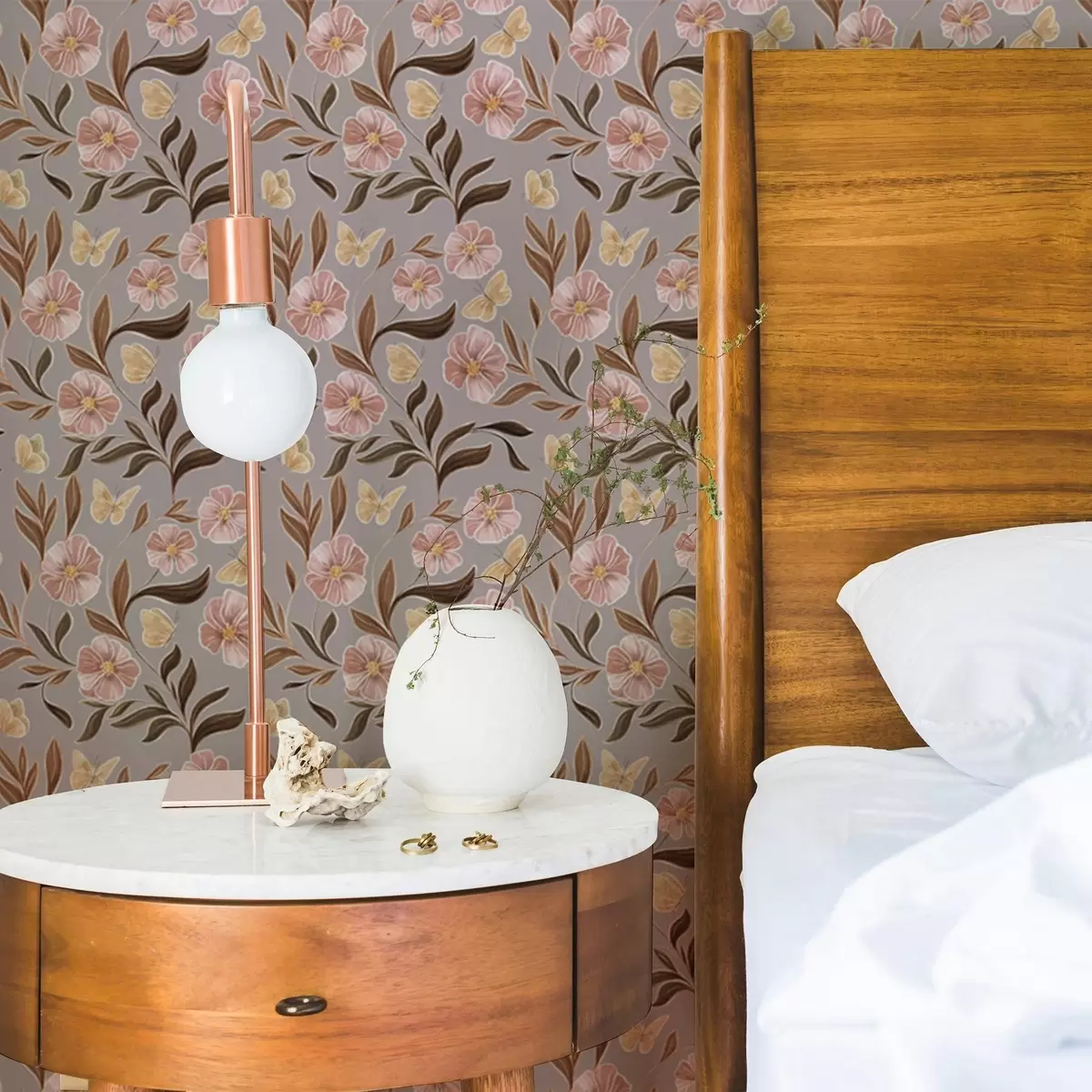 Pozadina Ružičasto cvijeće i leptiri na sivo-bež pozadini a00633