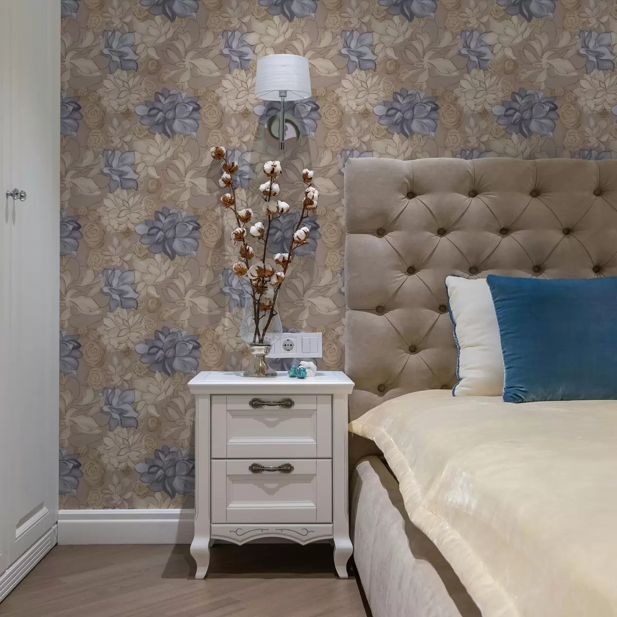 Pozadina Krem i plavo cvijeće na toploj bež pozadini a00634v1