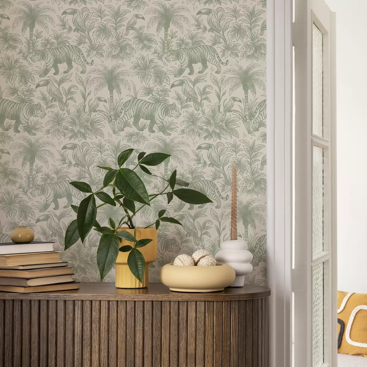 Pozadina Tigrovi i tropske ptice među palmama na svijetloj pozadini a00711