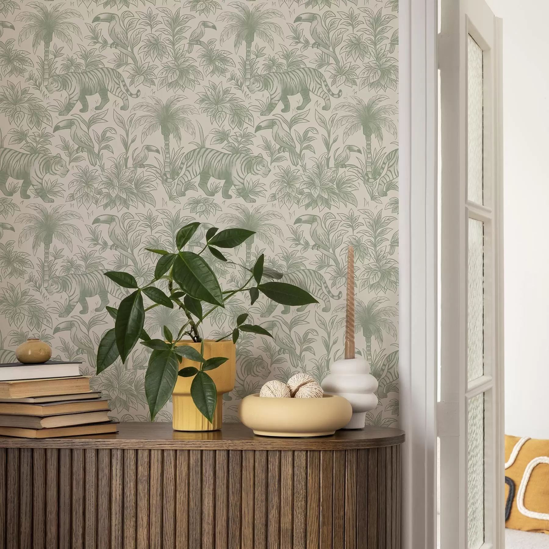 zidne murale Tigrovi i tropske ptice među palmama na svijetloj pozadini a00711