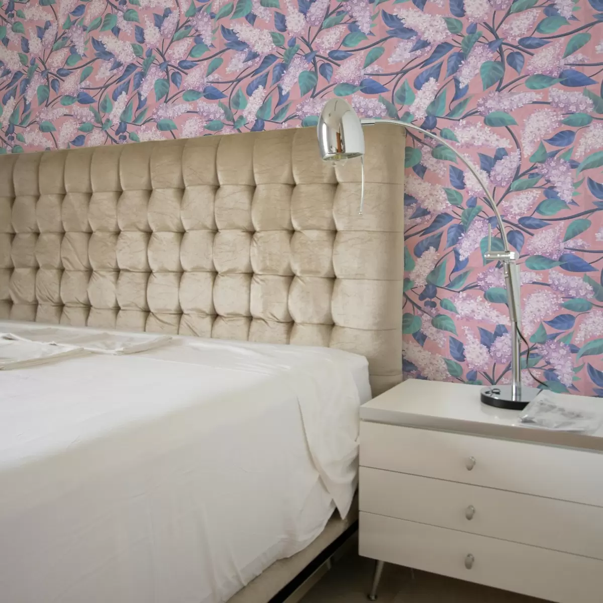 Pozadina Nježni cvjetovi lila na ružičastoj pozadini, proljetno raspoloženje a00797