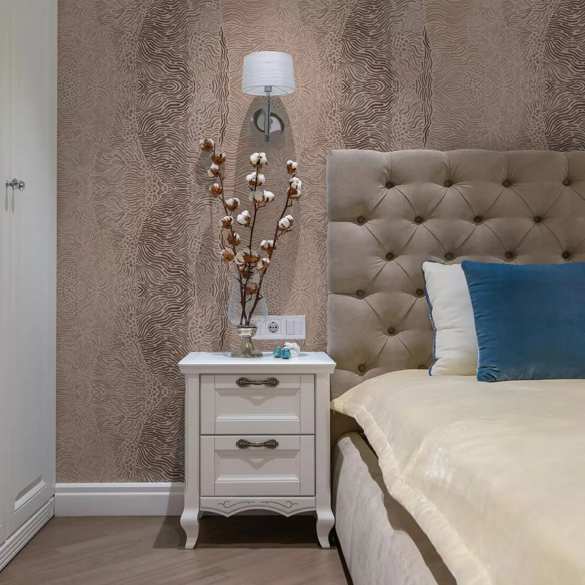 Pozadina Valoviti geometrijski uzorak u svijetlo bež-smeđoj paleti a00804