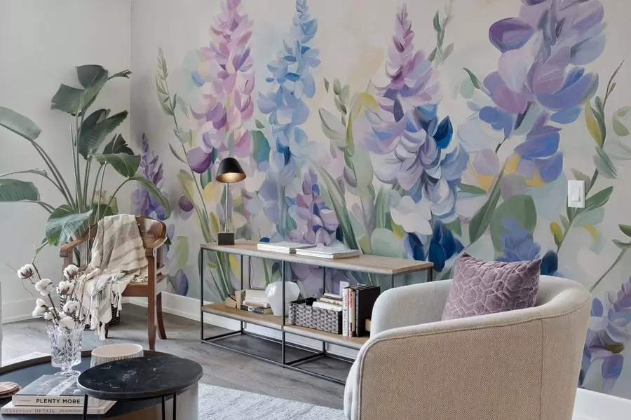 zidne murale Ljubičasto i plavo teksturirano cvijeće s plavim lišćem, svijetla pozadina, meki potezi kistom, žive boje w09482