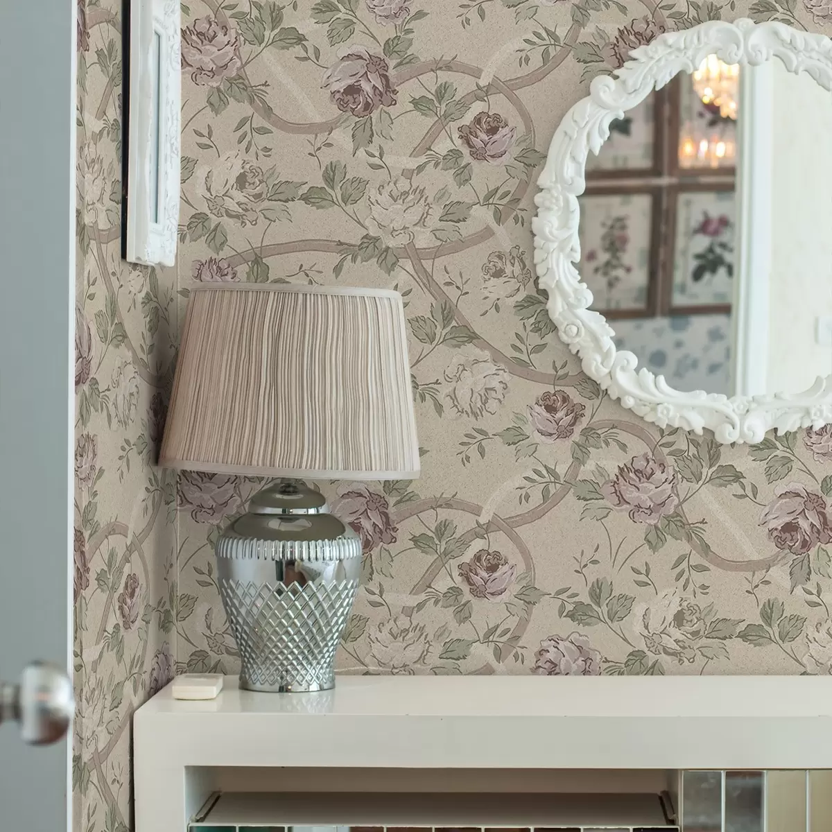 Pozadina Ruže sa zelenim lišćem na toploj bež podlozi a00729