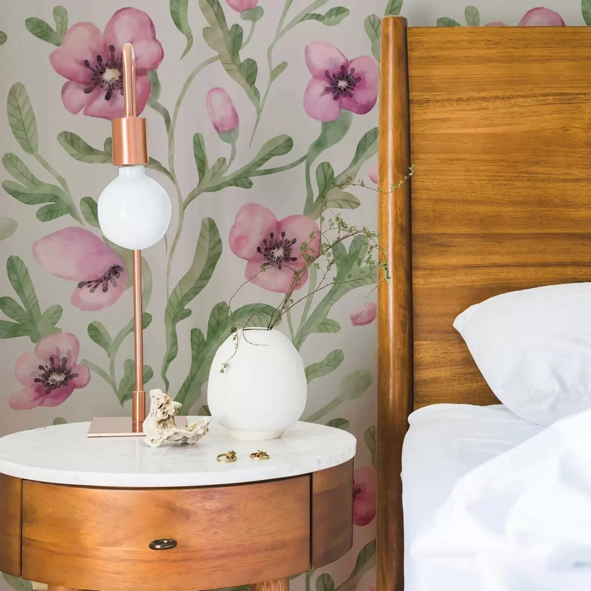 Pozadina Nježni ružičasti makovi s lišćem u tehnici akvarela a00830