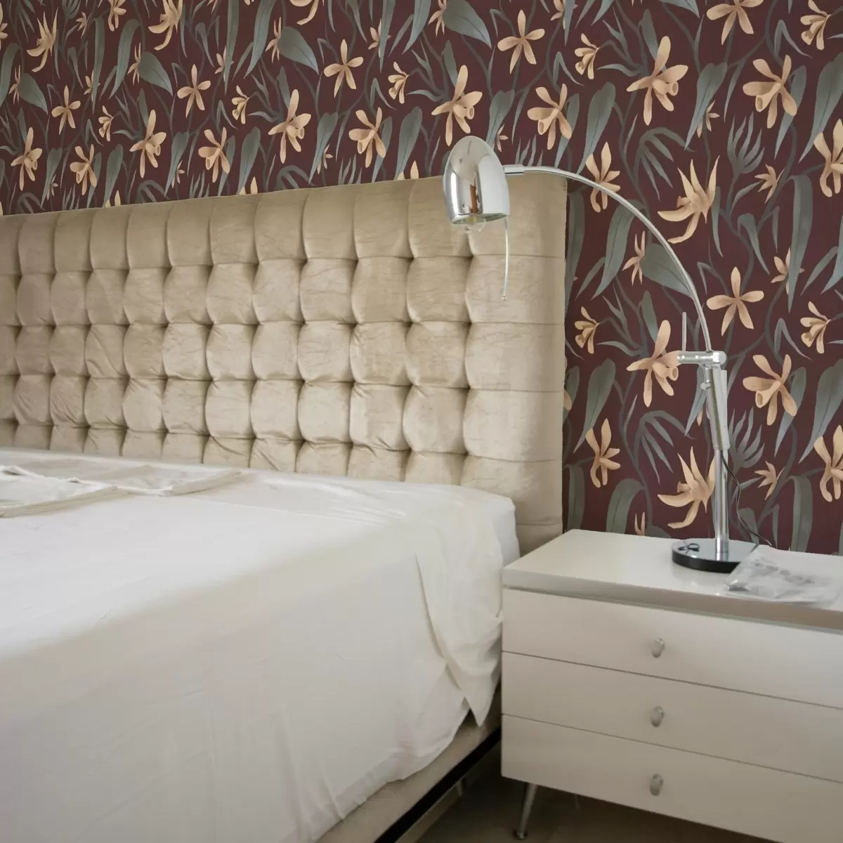 Pozadina Kremasti cvjetovi sa sivim lišćem na bordo pozadini a00833