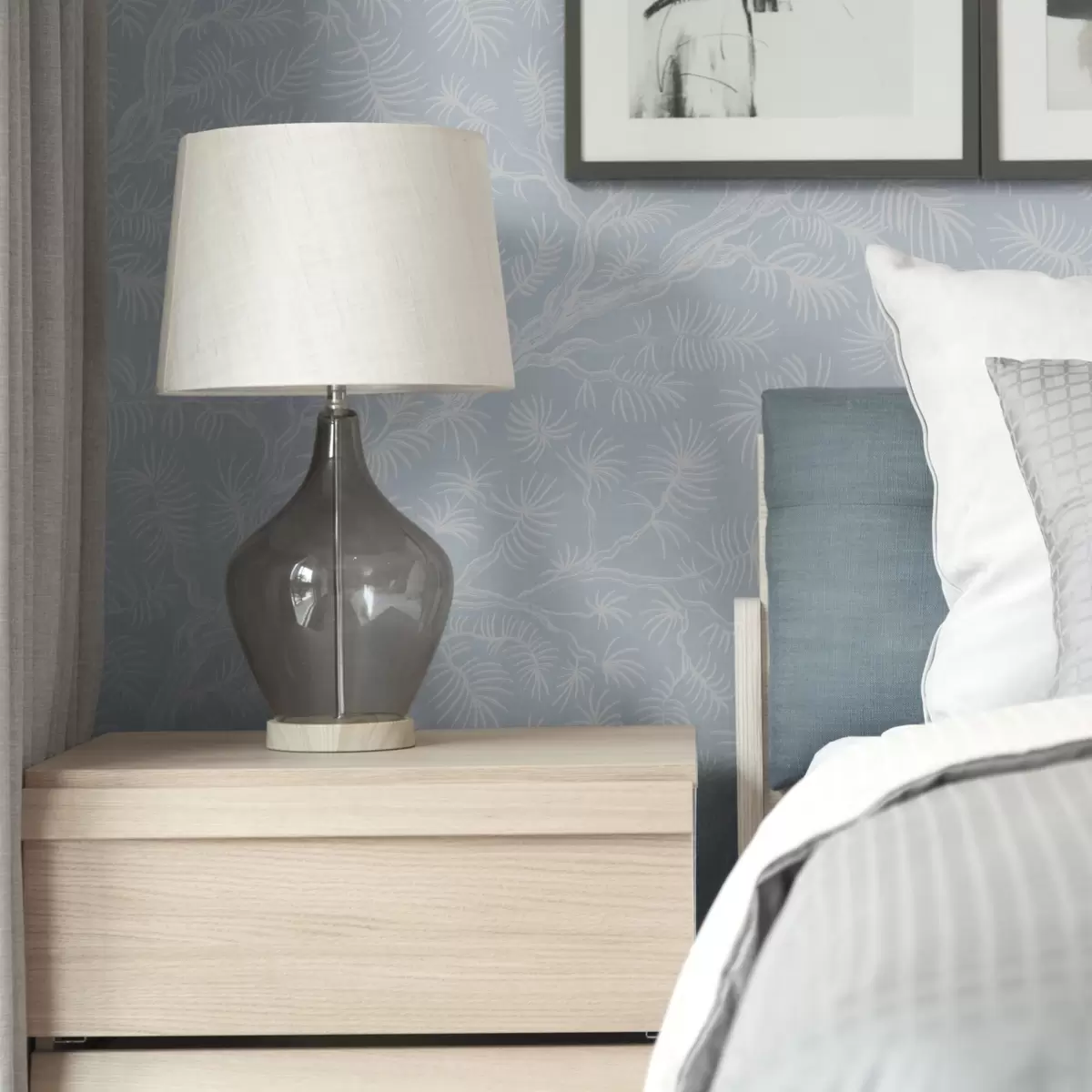 Pozadina Borove grane u svijetlim tonovima na plavoj pozadini a00838