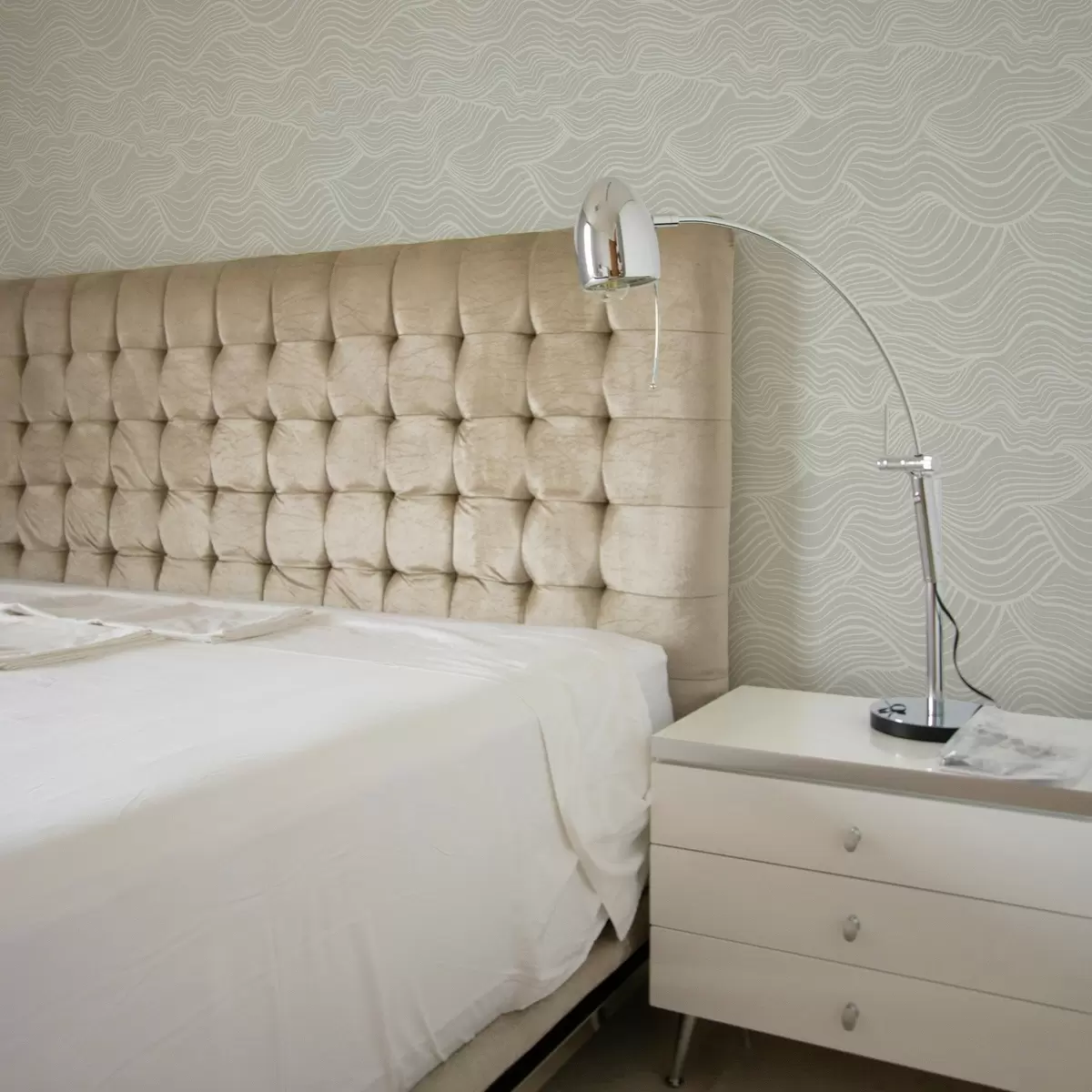 Pozadina Valovi na sivo-maslinastoj pozadini s teksturom tkanine a00681