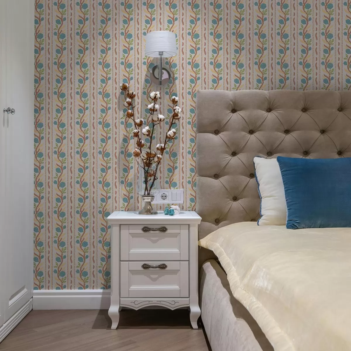 Pozadina Vertikalne pruge buketa s plavim cvijećem na toplom tlu a00816v3