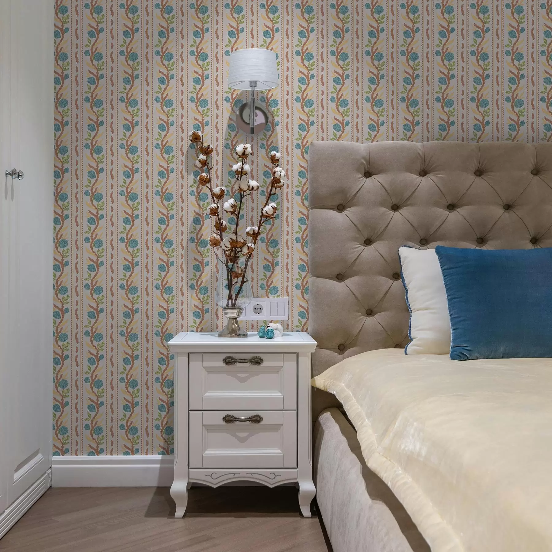 zidne murale Vertikalne pruge buketa s plavim cvijećem na toplom tlu a00816v3