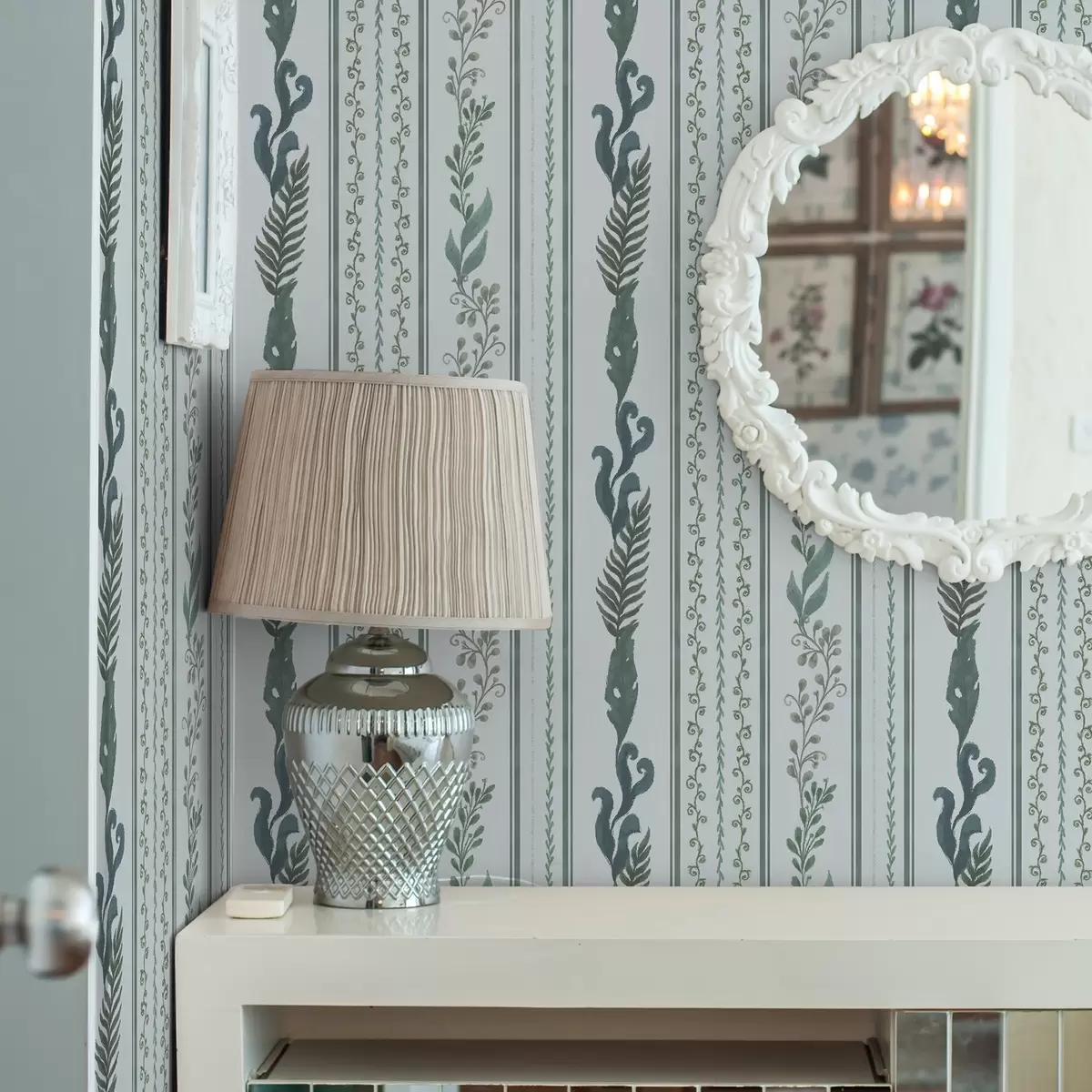 Pozadina Pruge s granama i kovrčama na hladnoj svijetloplavoj boji a00823v1