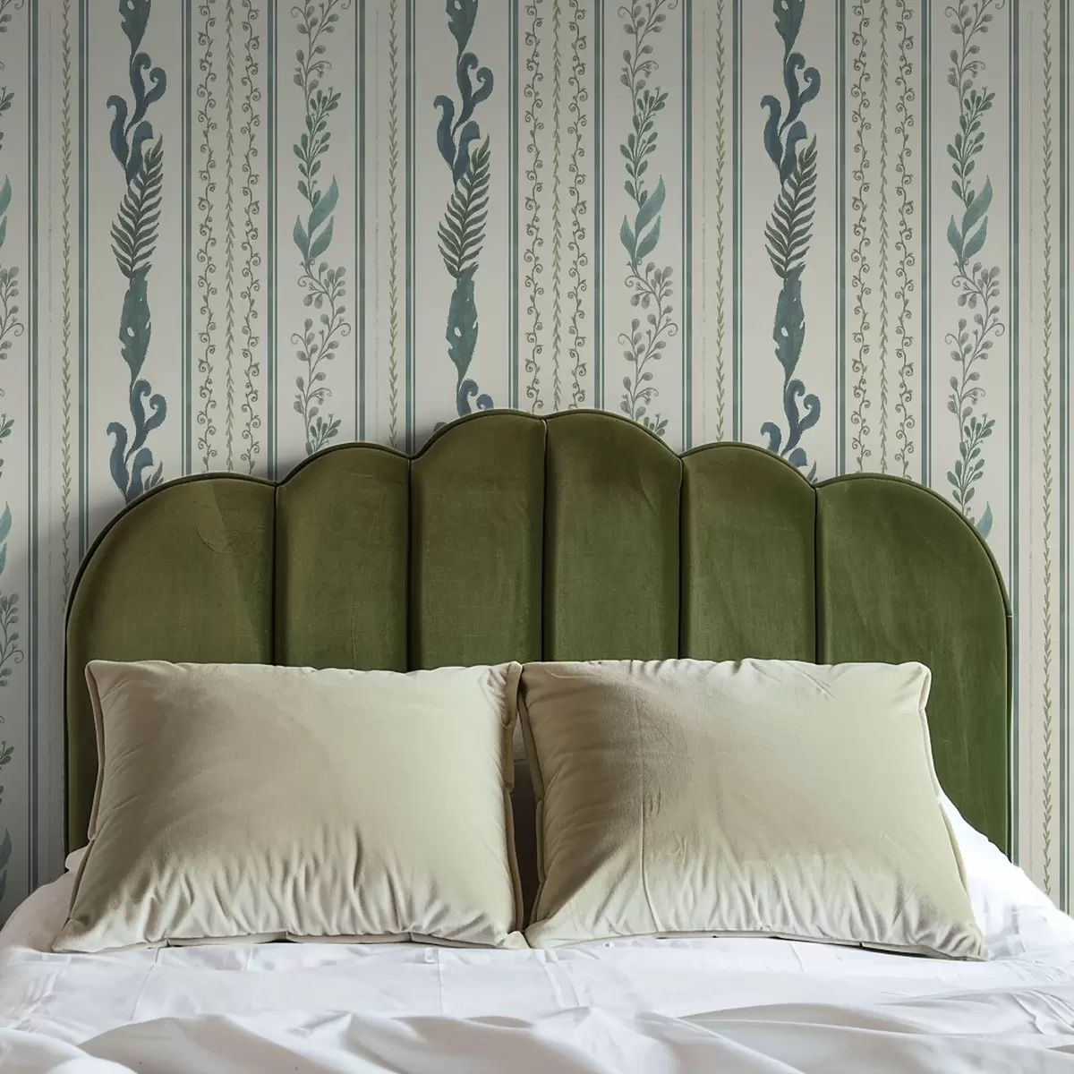 Pozadina Pruge s granama i kovrčama na toplom mliječnom tlu a00823v2