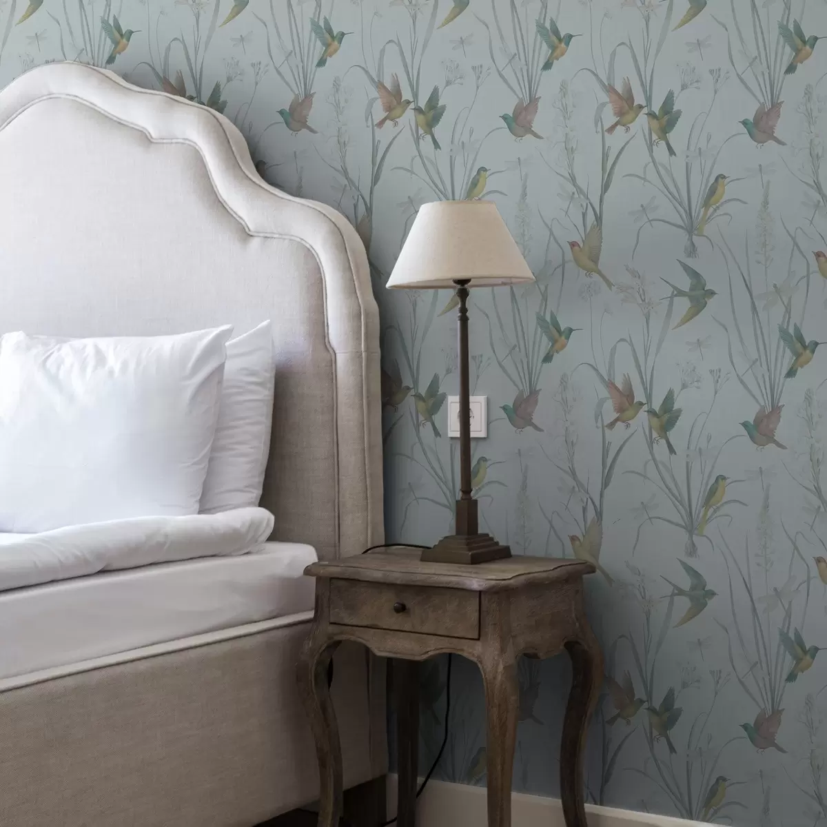 Pozadina Ptice među livadnim travama na sivoplavom tlu a00776