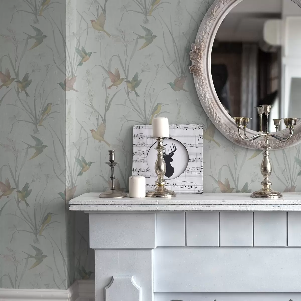 Pozadina Ptice među livadnim travama na svijetlosivom tlu a00776v1