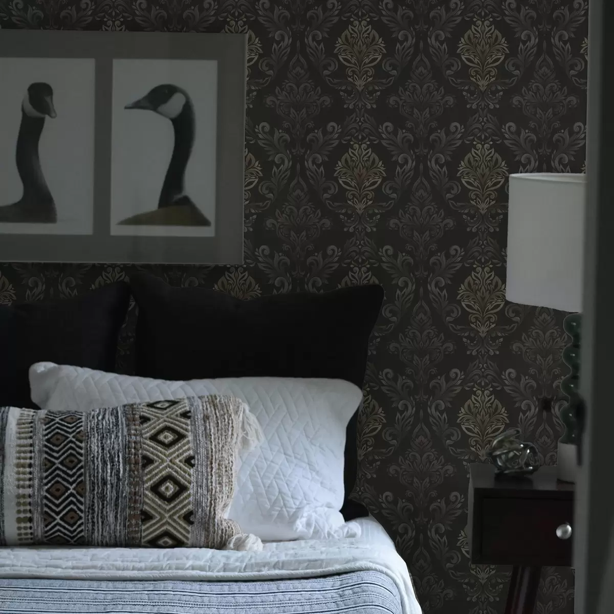 Pozadina Damast na tamnoj grafitnoj podlozi, maslinasto-oker akcenti a00828v5