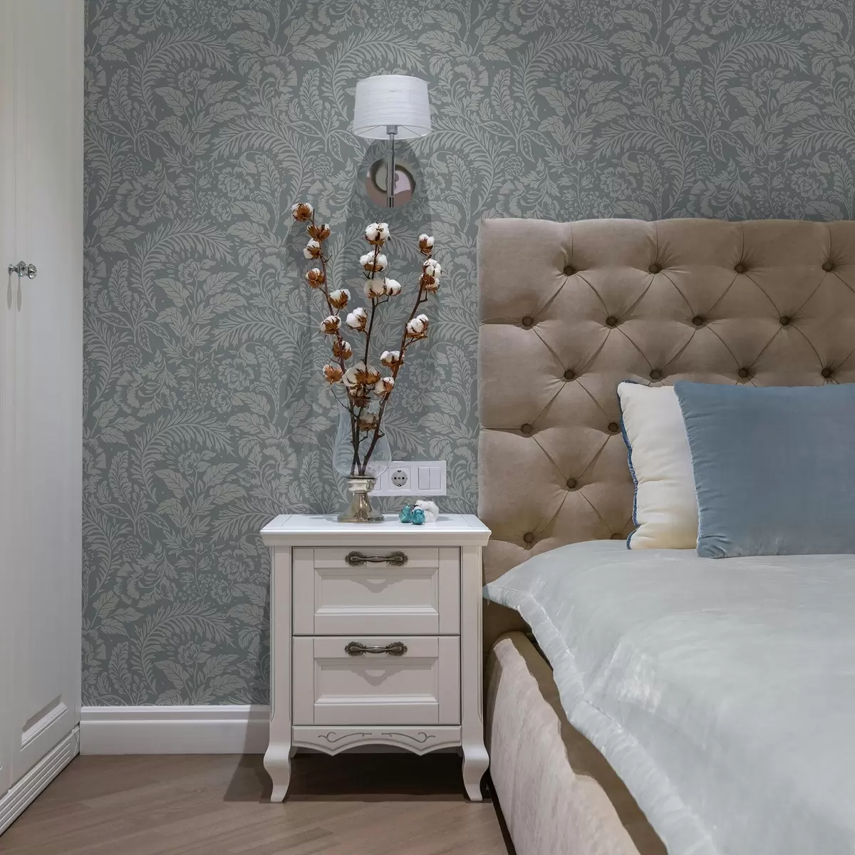 Pozadina Jednobojni cvjetni uzorak na sivo-plavoj pozadini a00859