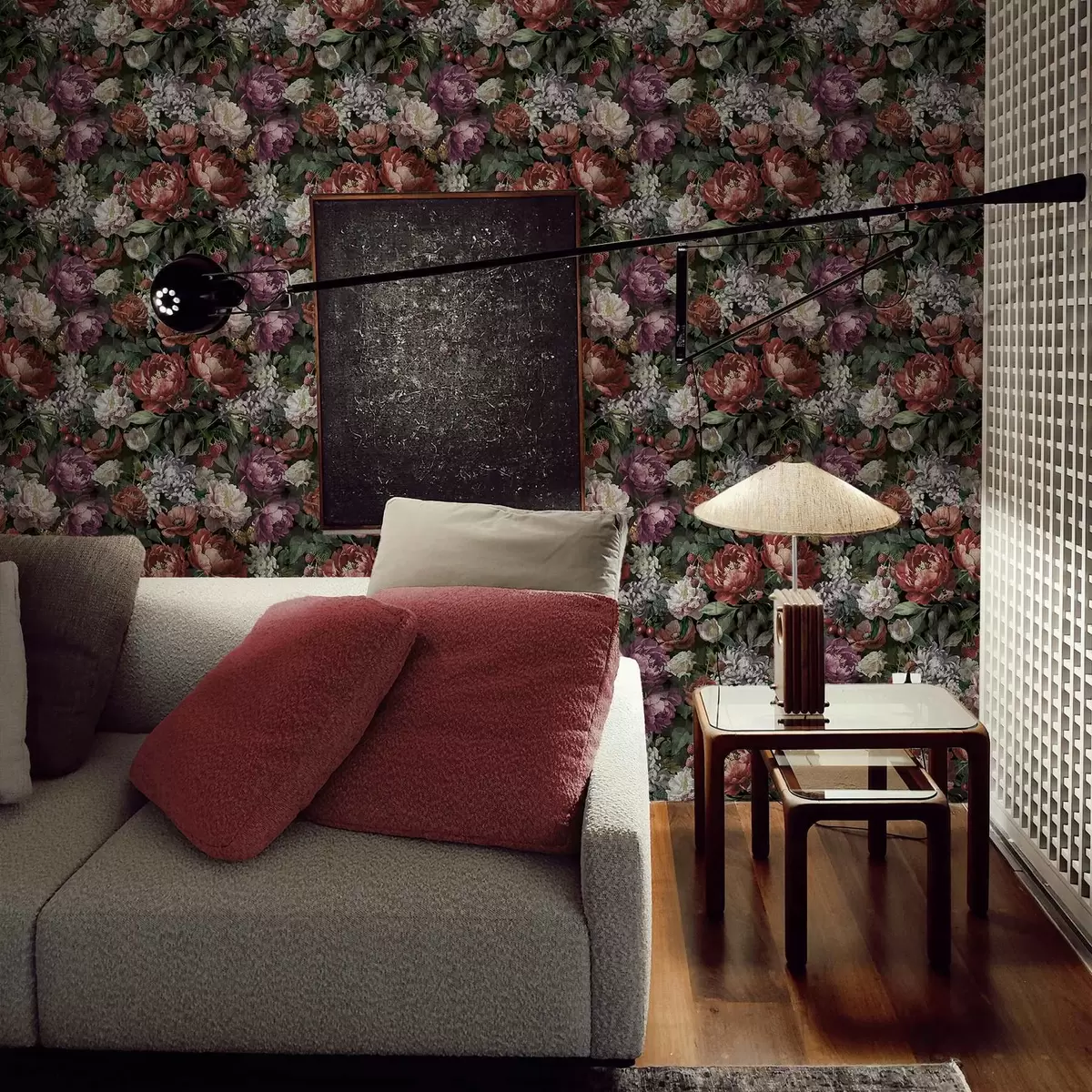 Pozadina Tamni dramatični božuri, bobice i leptir na crnoj podlozi a00862