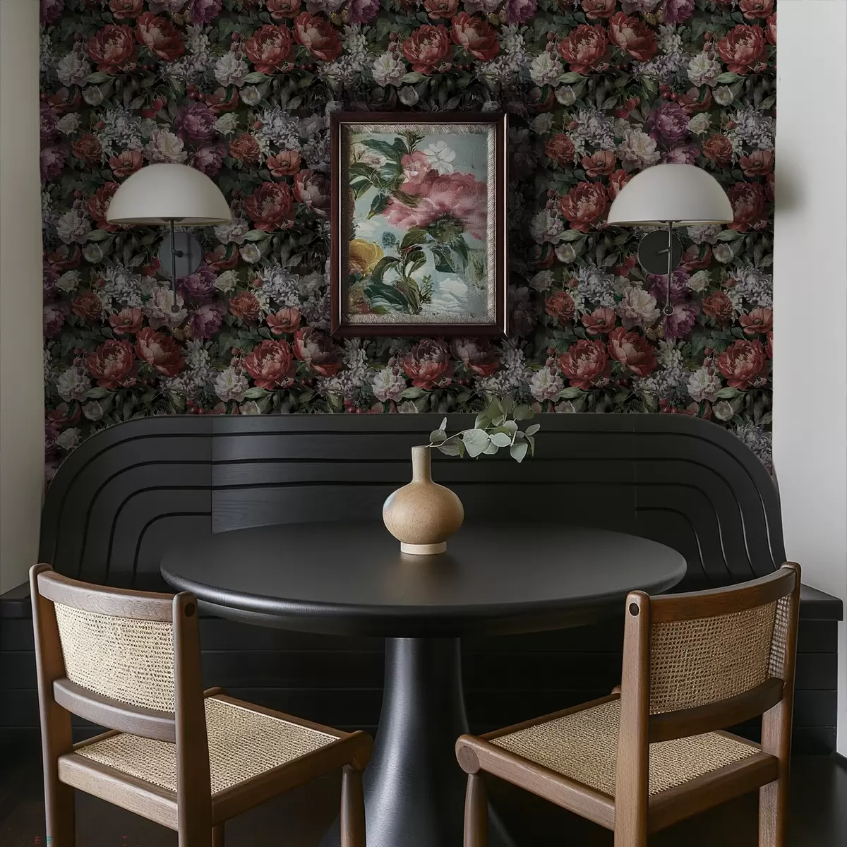 Pozadina Tamni dramatični božuri, bobice i leptir na crnoj podlozi a00862