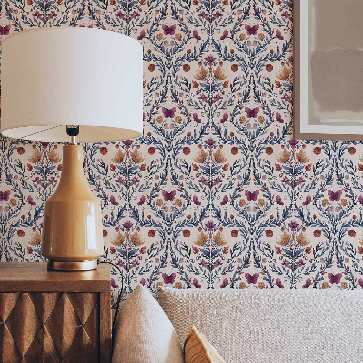 Pozadina Cvjetni damast s leptirima na mekoj breskvastoj pozadini a00926