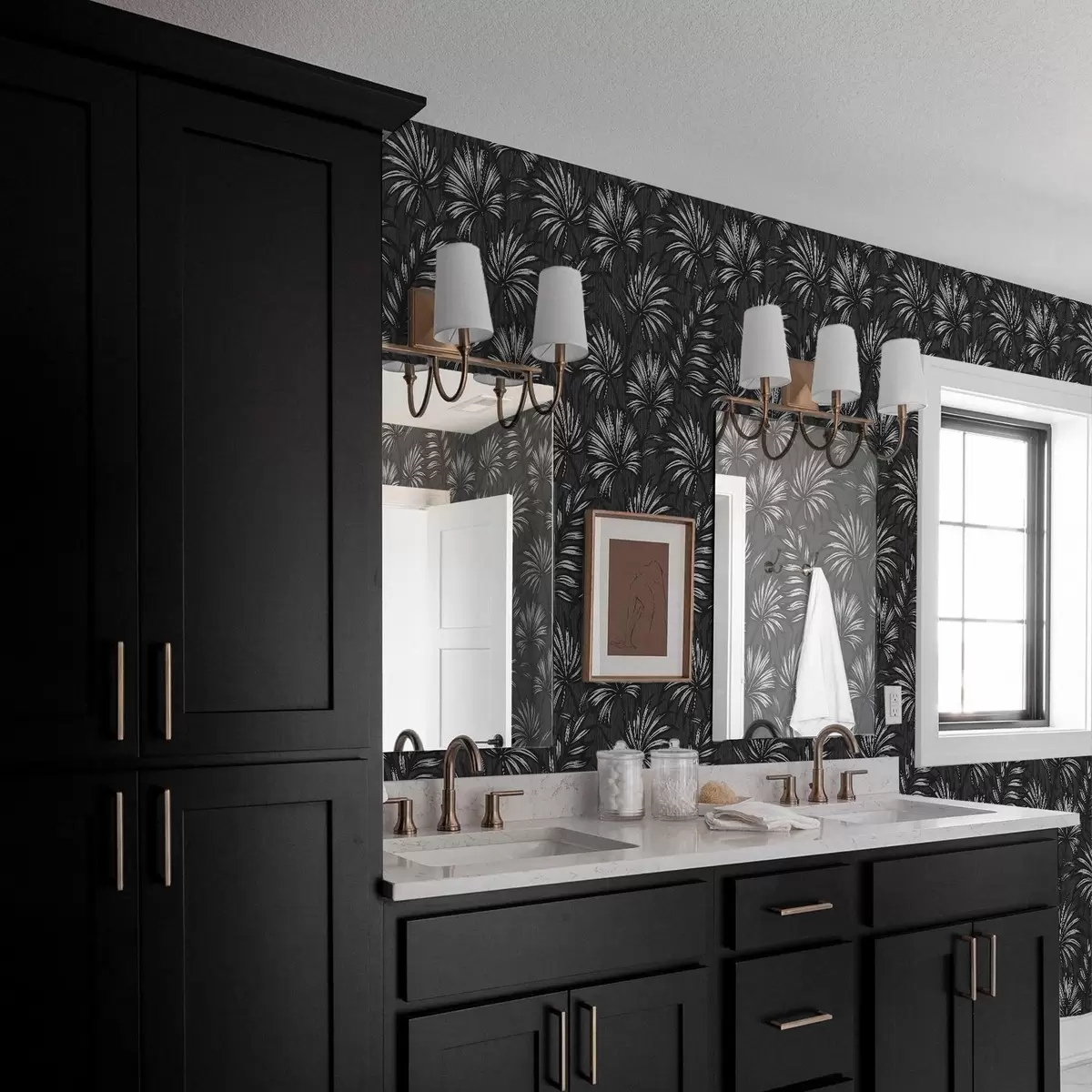 Pozadina Crno-bijelo palmino lišće na tamnoj pozadini a00891