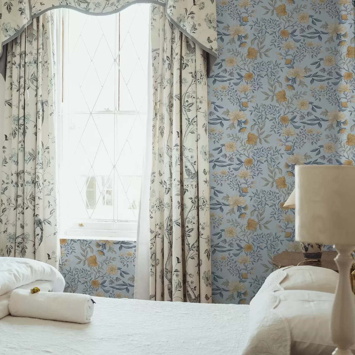 Pozadina Žuto i plavo cvijeće s lišćem na nebesko plavoj pozadini a00934