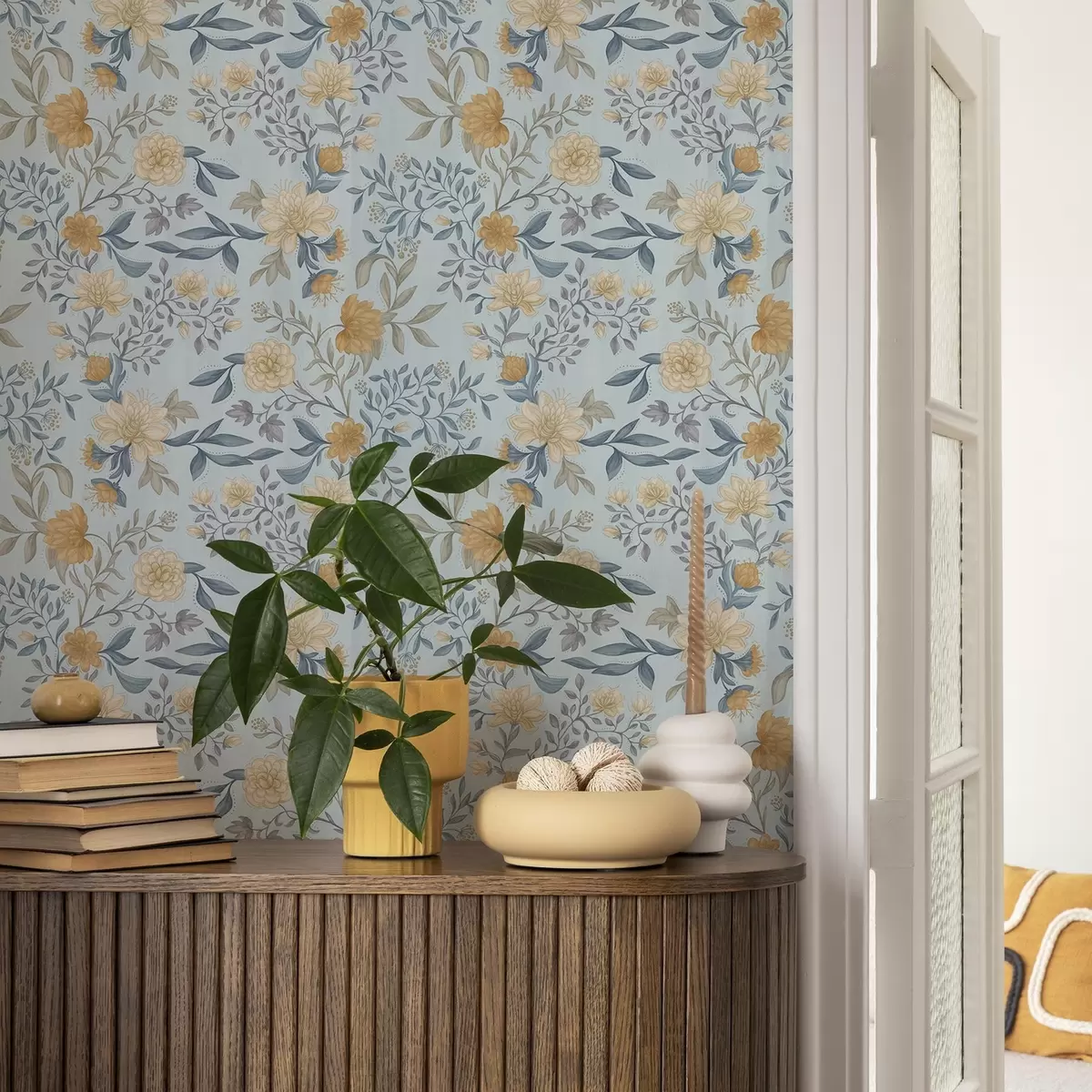 Pozadina Žuto i plavo cvijeće s lišćem na nebesko plavoj pozadini a00934