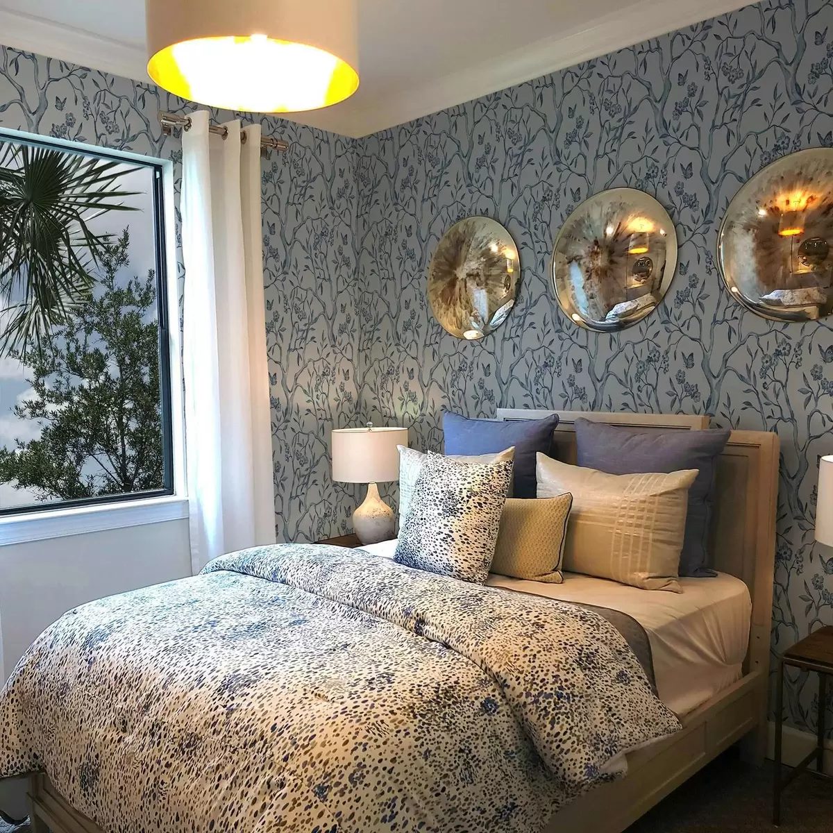 Pozadina Akvarel plave grane s cvijećem i leptirima na svijetloj pozadini a00951